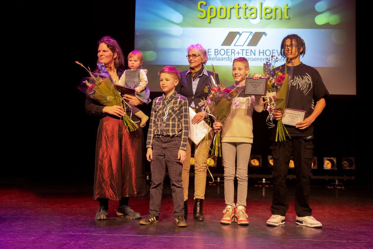 Groepsfoto podium - Kinderburgemeester Tobias