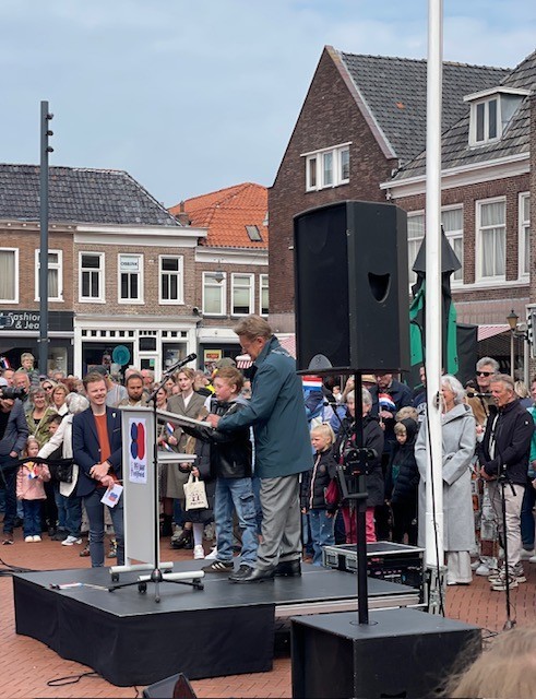 Kinderburgemeester Tobias leest een gedicht voor op 13 april