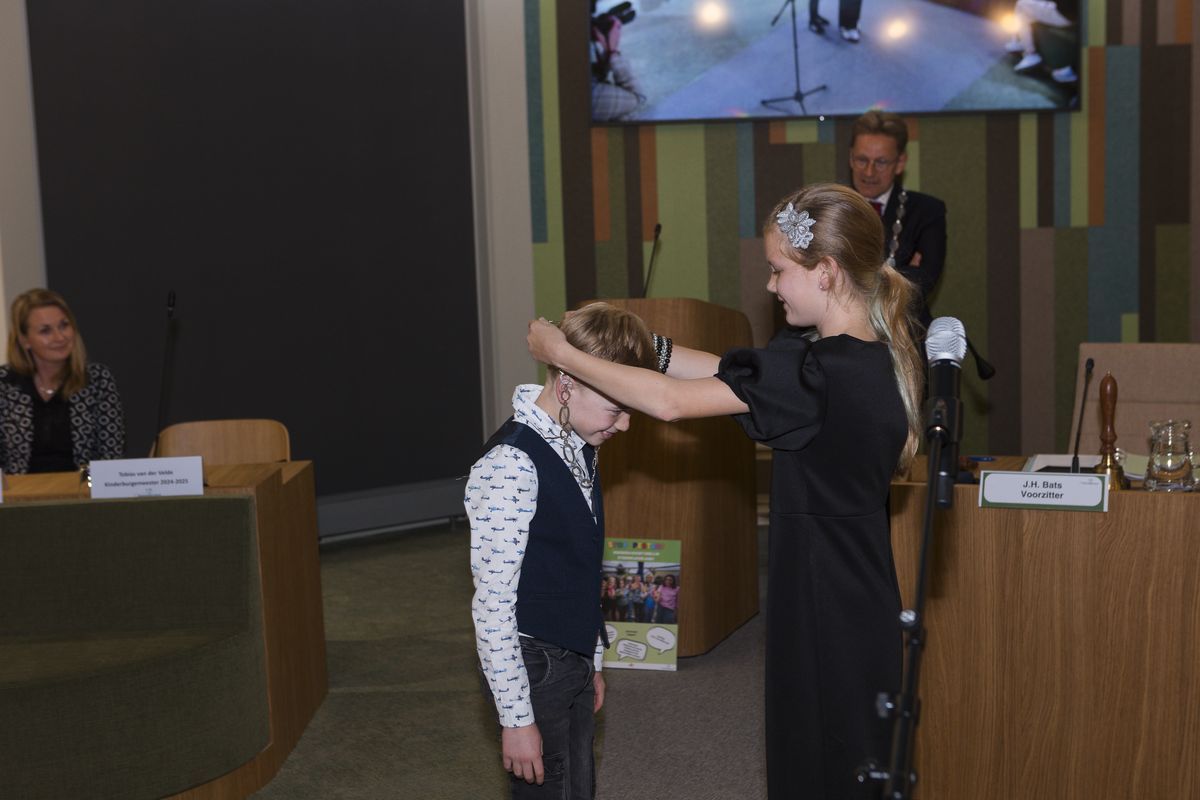 Overhandiging keten van Tessa aan Tobias