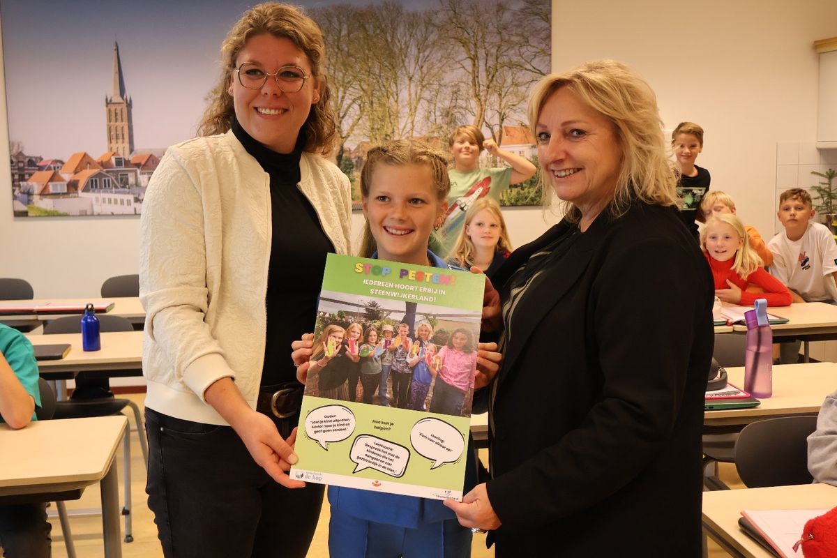 Uitreiking poster week tegen het pesten - Tessa Neele en Trijn Jongman