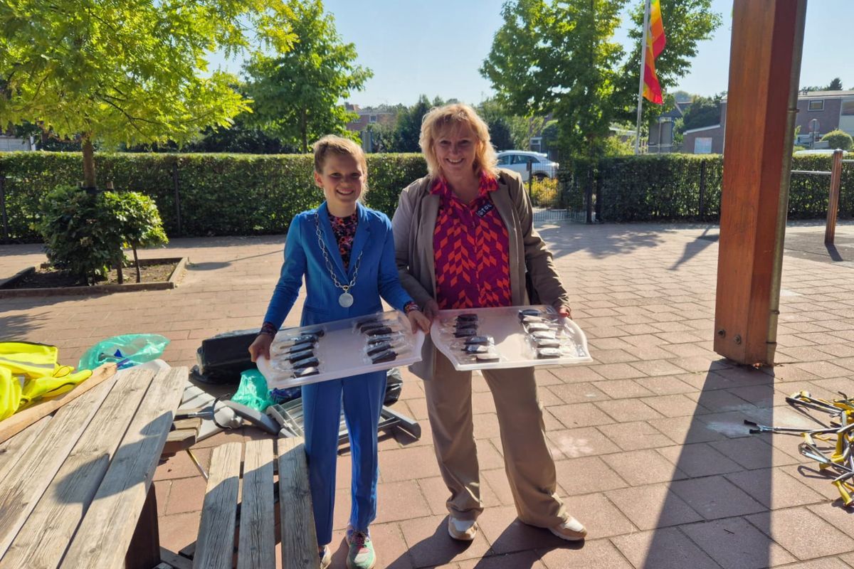 Wethouder Trijn Jongman en kinderburgemeester Tessa Neele op World Cleanup Day