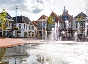 Markt Steenwijk met fonteinen