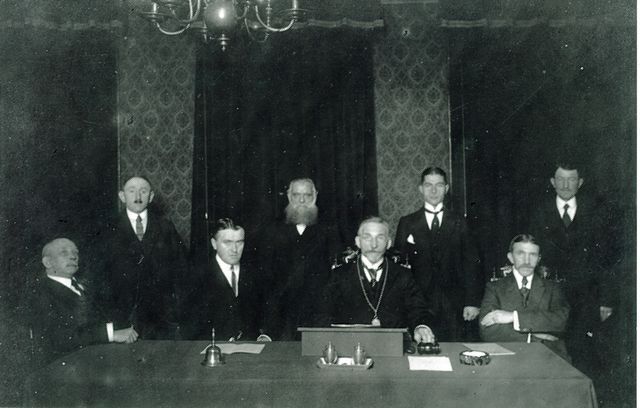 De gemeenteraad van Blokzijl omstreeks 1920
