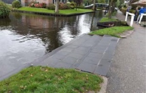 Opstapplaats langs de Dorpsgracht Giethoorn