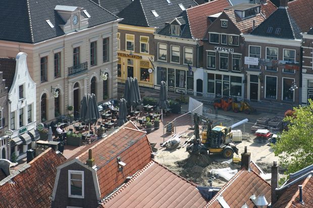 Bouw van de fontein op de Markt in Steenwijk