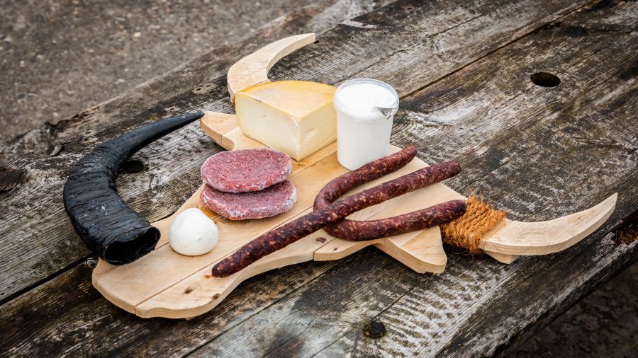 Houten plank met voedingsmiddelen van de waterbuffelboerderij