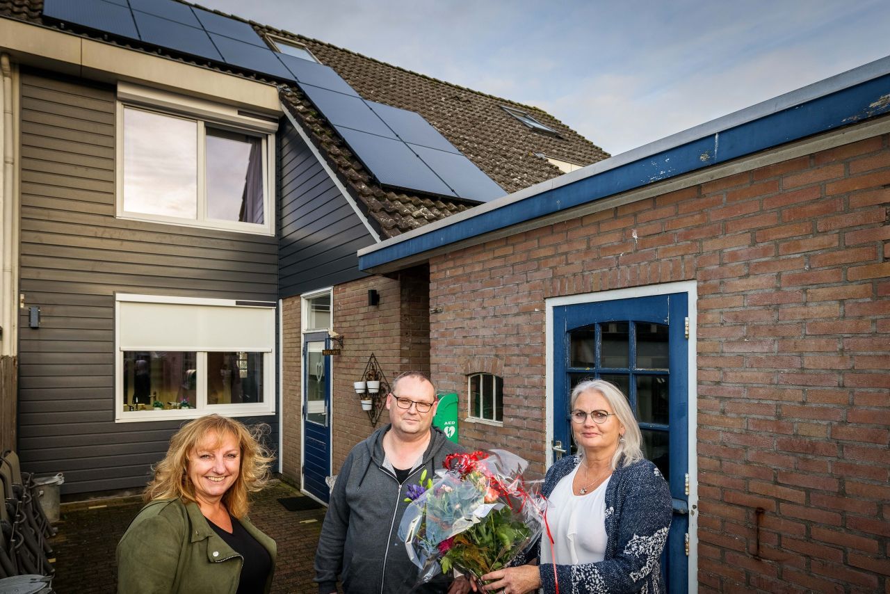 Eerste sociale duurzaamheidslening Marcel ten Veen met wethouders Tiny Bijl en Trijn Jongman