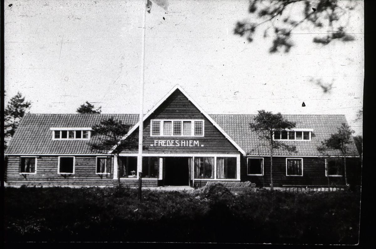Zwartwit foto van het eerste gebouw van Buitengoed Fredeshiem uit 1929